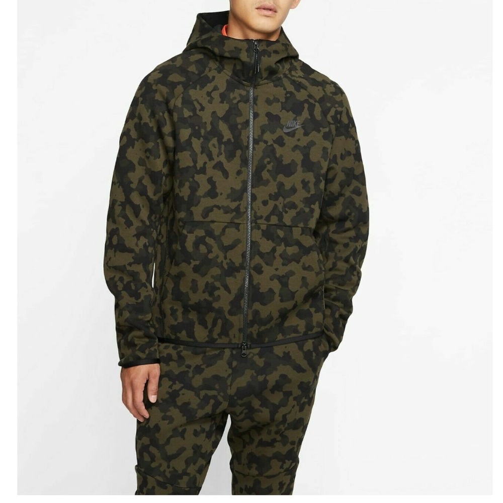 Like New Men’s Nike Tech Camouflage 2 Piece Set XL